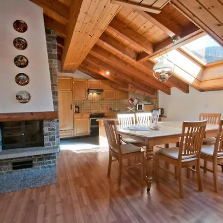 Three-bedroom Cozy In アパート